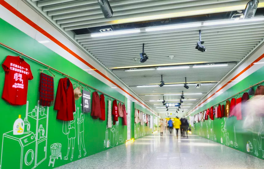 地(dì)鐵(tiě)站(zhàn)裡(lǐ)晾衣服，認真的(de)嗎(ma)？